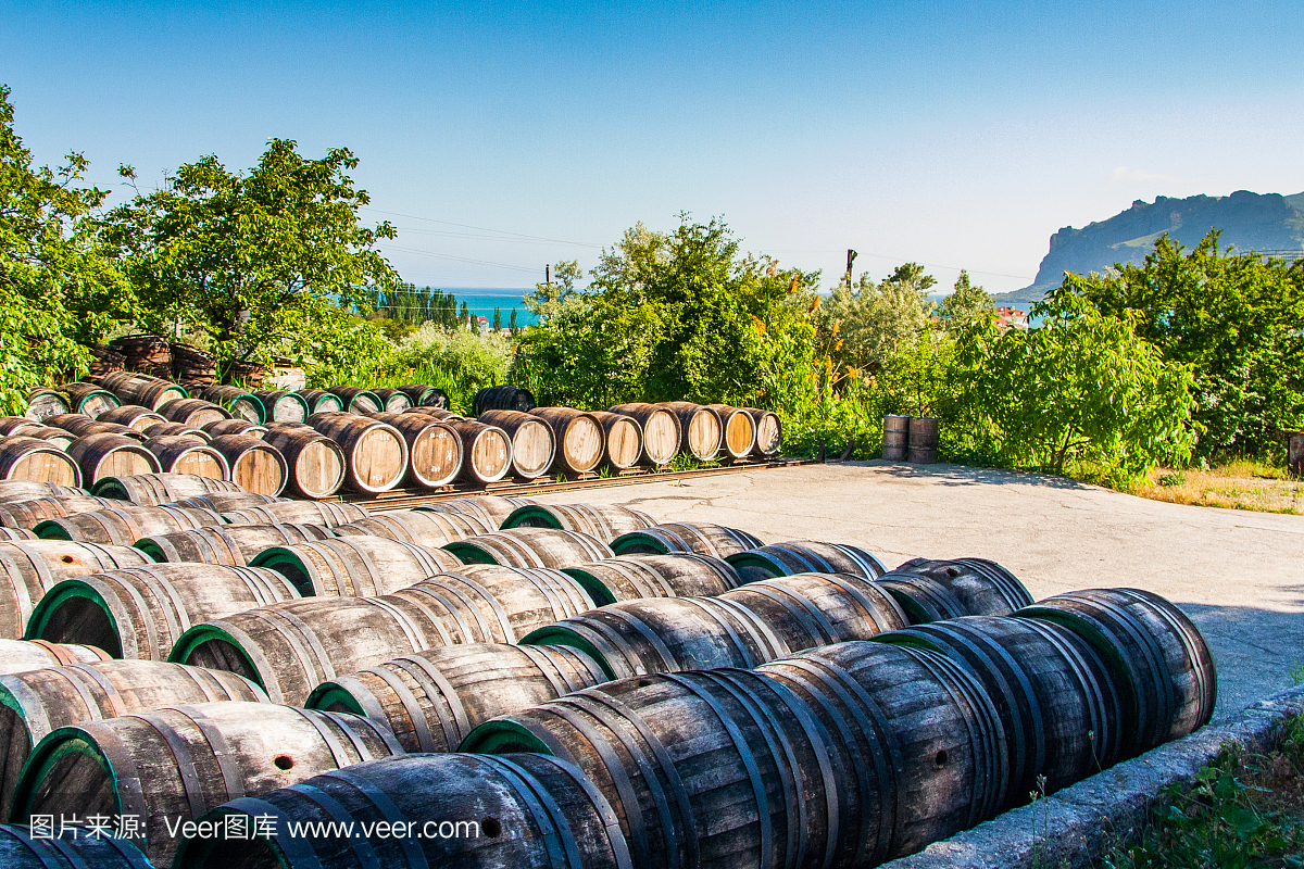 為站在陽光下的平臺酒